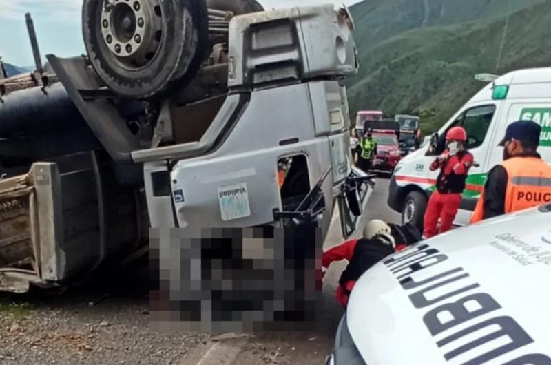 Camioacuten volcoacute en el Paraje Corte Azul en Ruta 9- un hombre murioacute