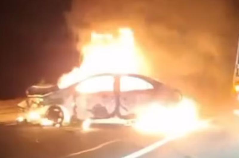 Un auto chocoacute contra un camioacuten se prendioacute fuego y dos hombres murieron calcinados