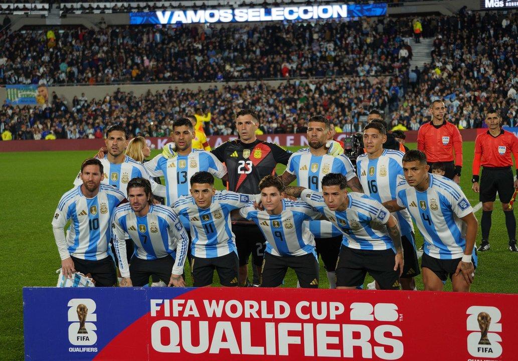 Argentina sigue en la cima del ranking FIFA y se acerca a un reacutecord histoacuterico