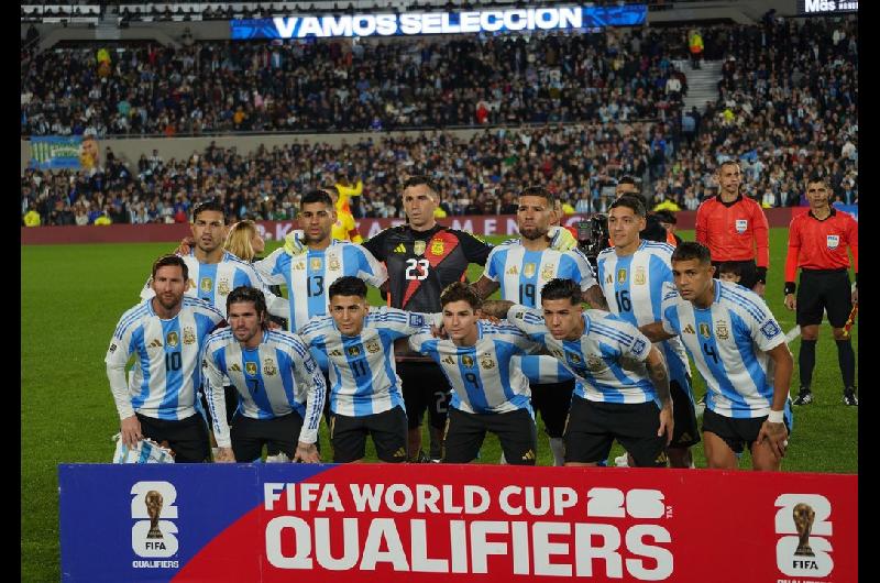 Argentina sigue en la cima del ranking FIFA y se acerca a un reacutecord histoacuterico