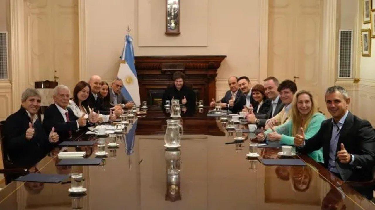 Milei encabeza una nueva reunioacuten de Gabinete en la previa a una compleja sesioacuten en el Senado