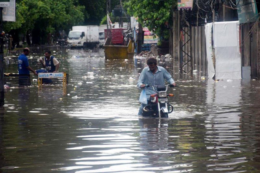 Las lluvias monzoacutenicas y las inundaciones repentinas causan desastres en China India y Pakistaacuten