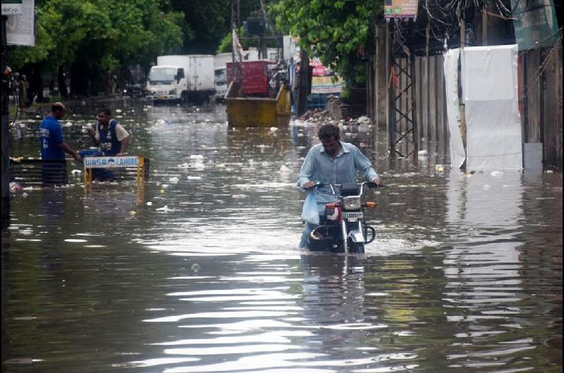 Las lluvias monzoacutenicas y las inundaciones repentinas causan desastres en China India y Pakistaacuten