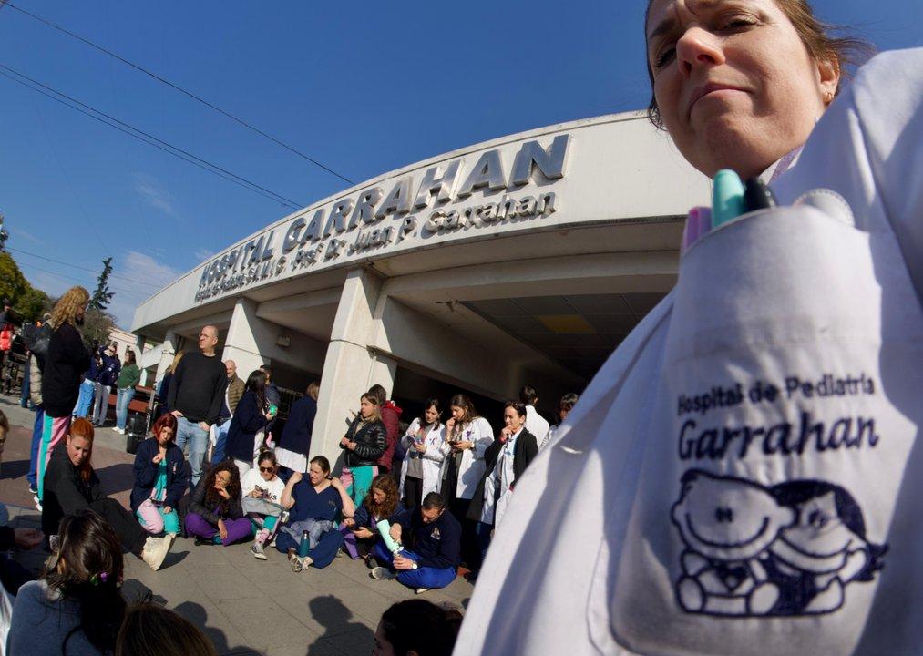 En medio de un nuevo paro profesionales y familiares realizaron un abrazo simboacutelico al Garrahan