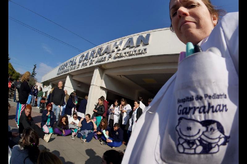 En medio de un nuevo paro profesionales y familiares realizaron un abrazo simboacutelico al Garrahan