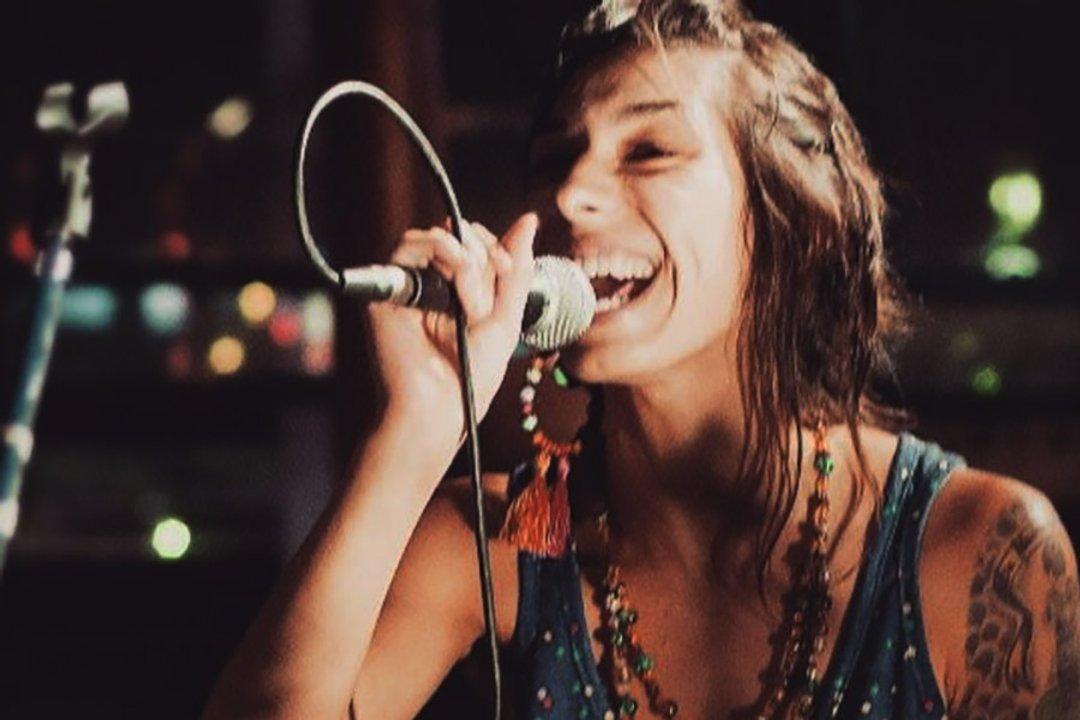 Murioacute Araceli Julio- cantante de Sateacutelite Kingston y denunciante de los ajustes en oncoloacutegicos