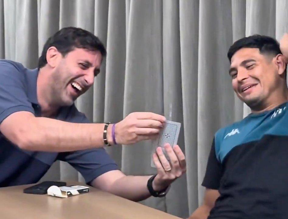Viralizan video de Maxi Salas riendo y jugando al truco con Diego Milito