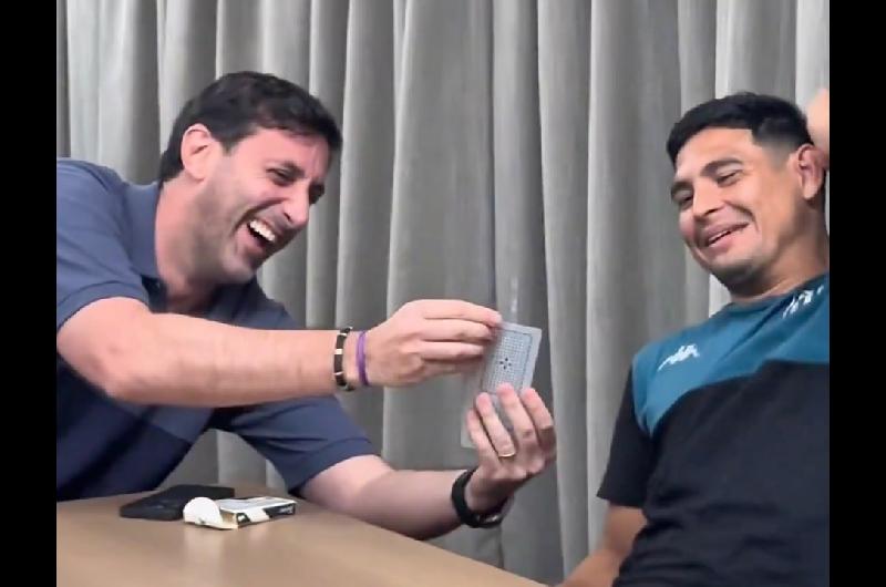Viralizan video de Maxi Salas riendo y jugando al truco con Diego Milito
