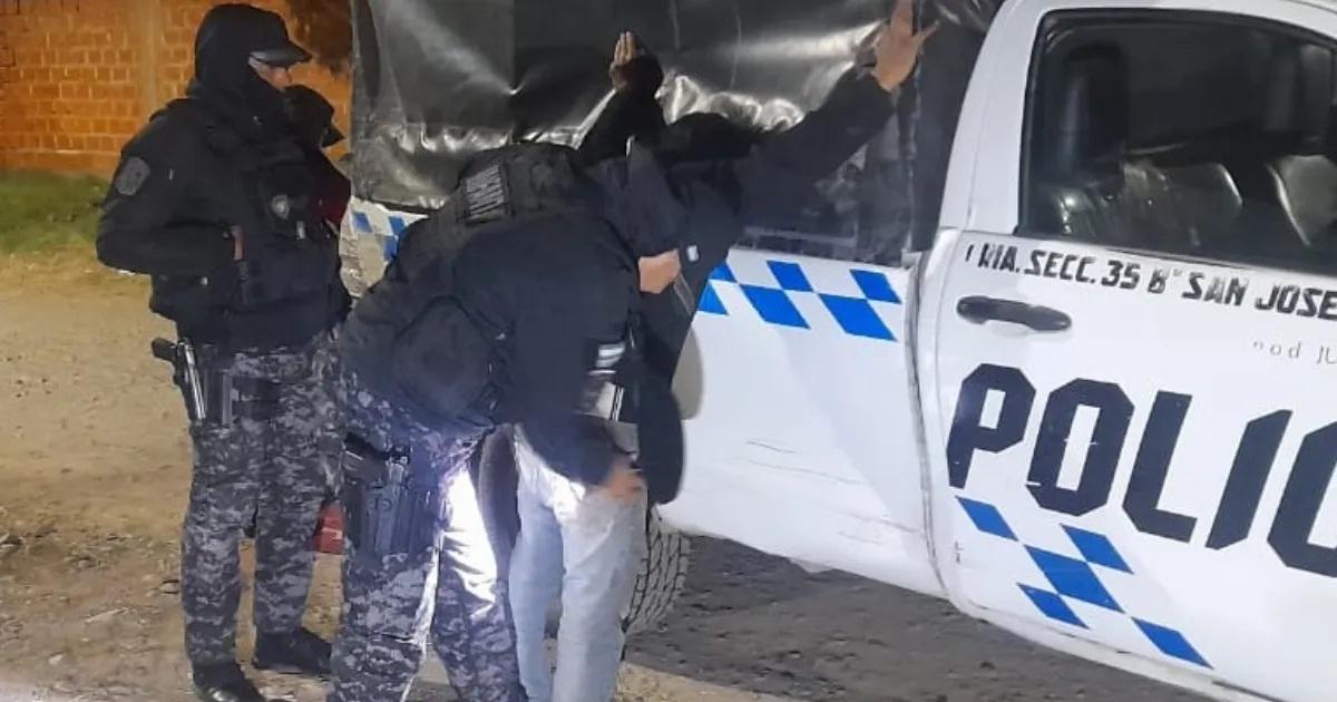 Roboacute un automoacutevil y apuntildealoacute a una mujer 