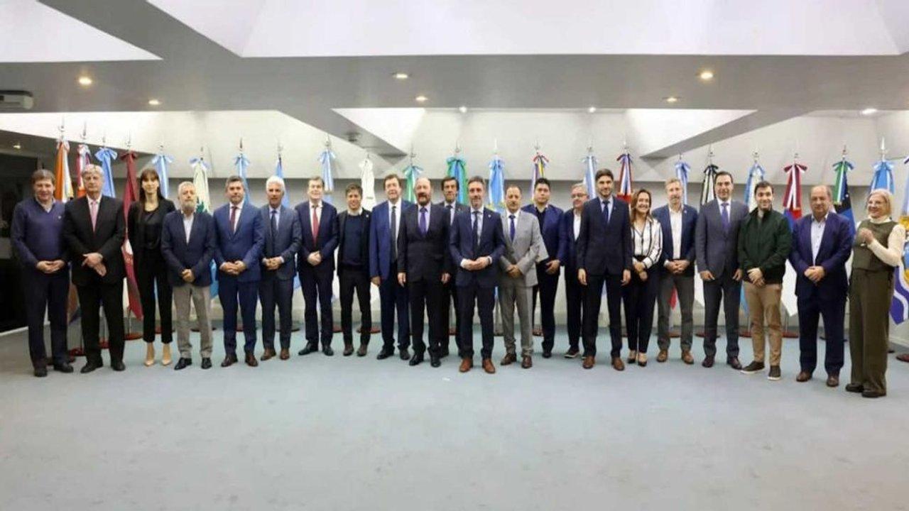El Gobierno de Javier Milei desvistioacute provincias para vestir un equilibrio fiscal sin doacutelares