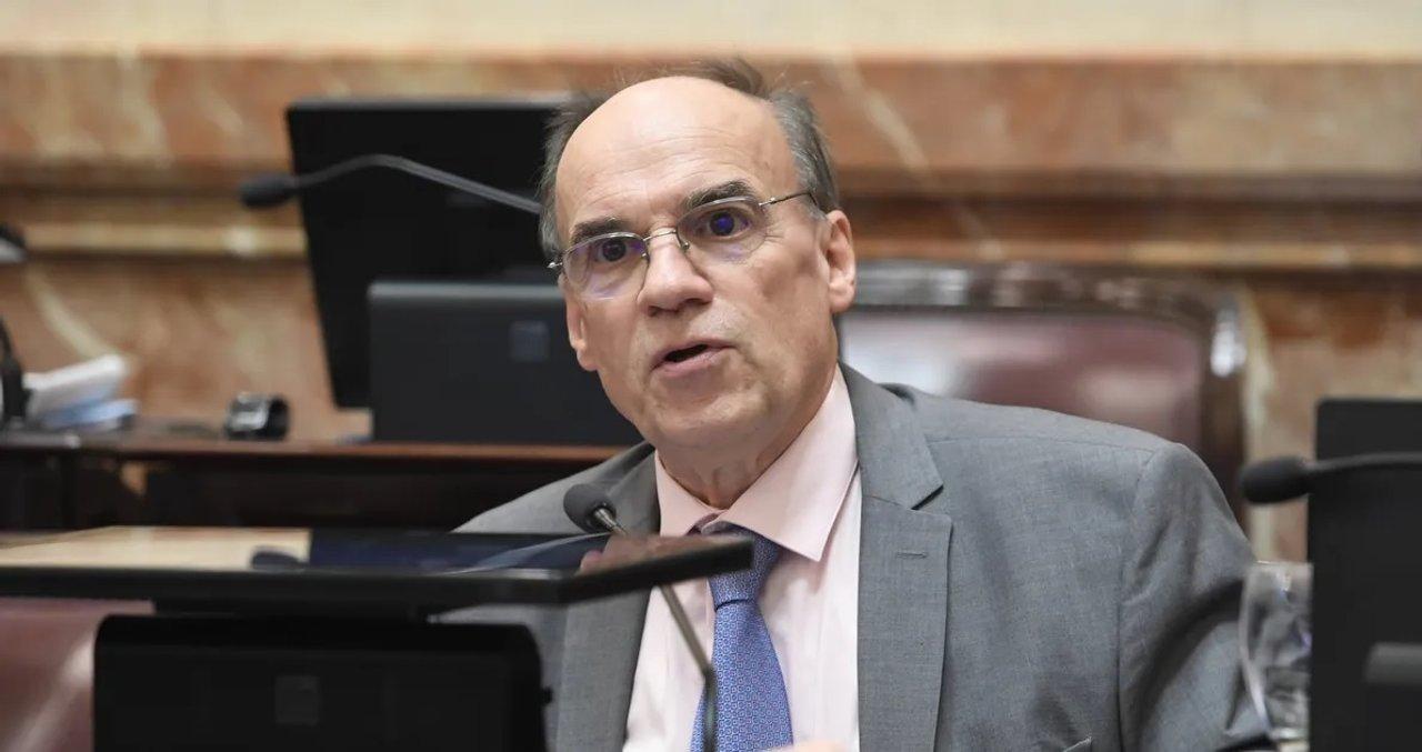Senador radical cargoacute contra Milei- No puede llamar ratas o basura a los legisladores