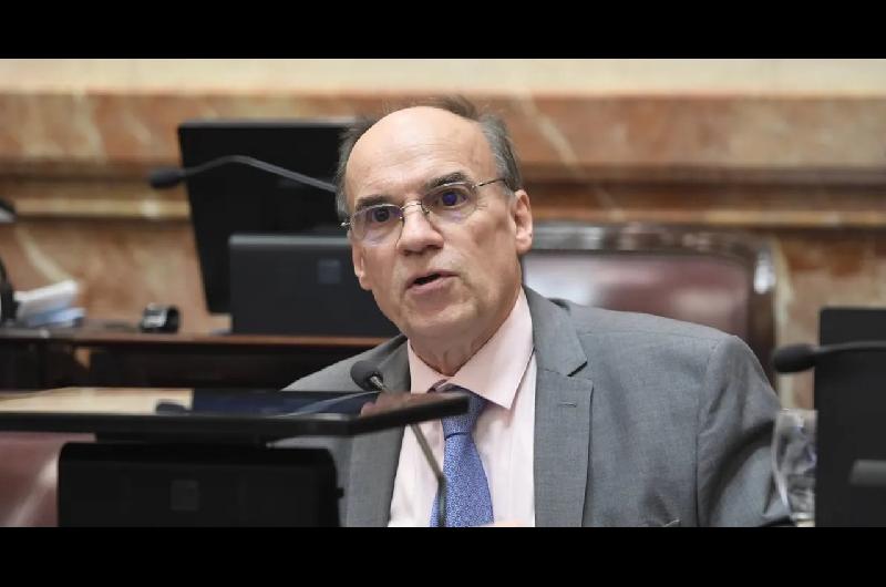 Senador radical cargoacute contra Milei- No puede llamar ratas o basura a los legisladores