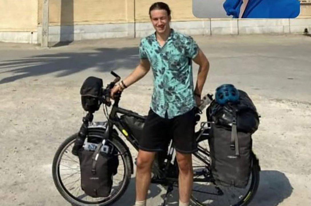 El joven ciclista franceacutes que recorriacutea Iraacuten estaacute detenido informoacute Teheraacuten