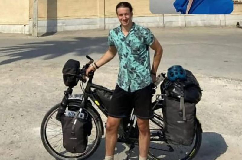 El joven ciclista franceacutes que recorriacutea Iraacuten estaacute detenido informoacute Teheraacuten