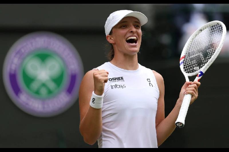 Iga Swiatek hizo historia en Wimbledon con un demoledor doble 6-0 