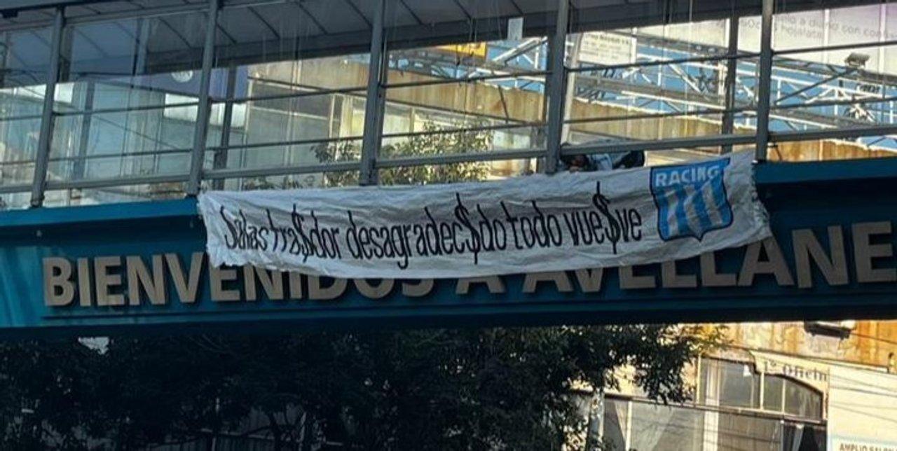 Un pasacalles en Avellaneda tilda de traidor a Maxi Salas tras su llegada a River
