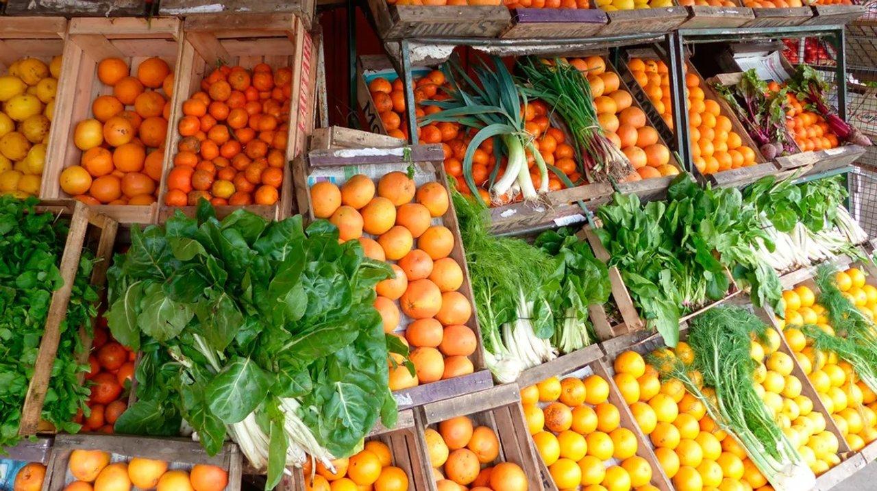 Verduleriacuteas el nuevo refugio del bolsillo- frutas y hortalizas maacutes baratas que nunca