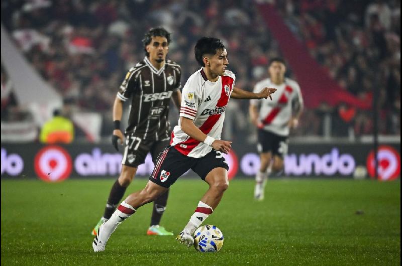 Ejemplar- River recibioacute a Platense con un pasillo para el campeoacuten 