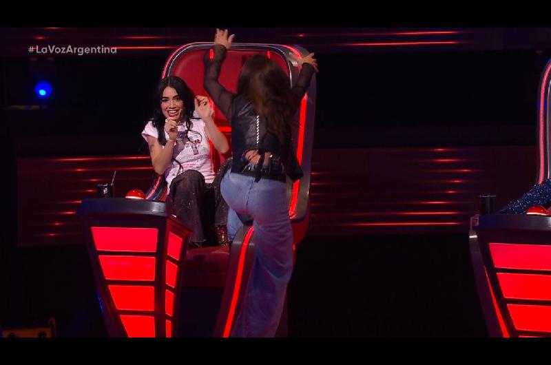 Tensioacuten en Telefe- desopilante insulto de Lali a La Sole en La Voz porque la bloqueoacute y la respuesta fue letal