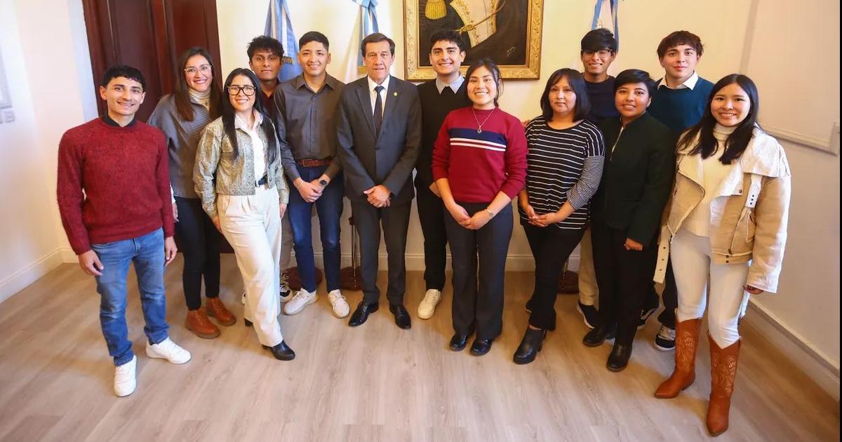 Sadir recibioacute a un grupo de estudiantes de ingenieriacutea