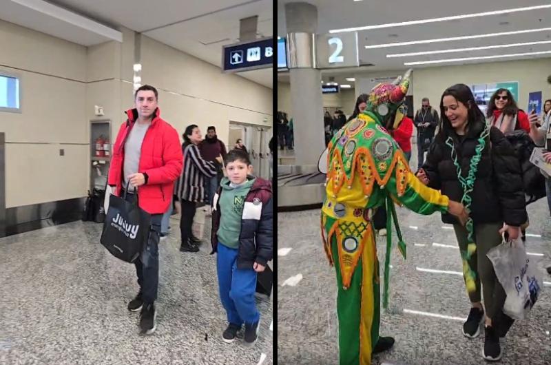 Con carnavalito recibieron a los turistas que visitan Jujuy  