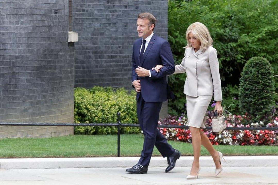 La esposa de Emmanuel Macron apela contra las mujeres que difundieron la noticia falsa de que es transgeacutenero