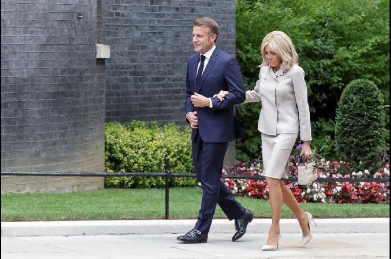 La esposa de Emmanuel Macron apela contra las mujeres que difundieron la noticia falsa de que es transgeacutenero