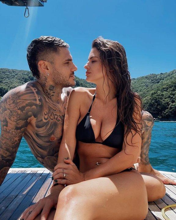 La China Suaacuterez brilla en bikini mientras navega con Mauro Icardi