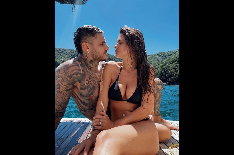 La China Suaacuterez brilla en bikini mientras navega con Mauro Icardi
