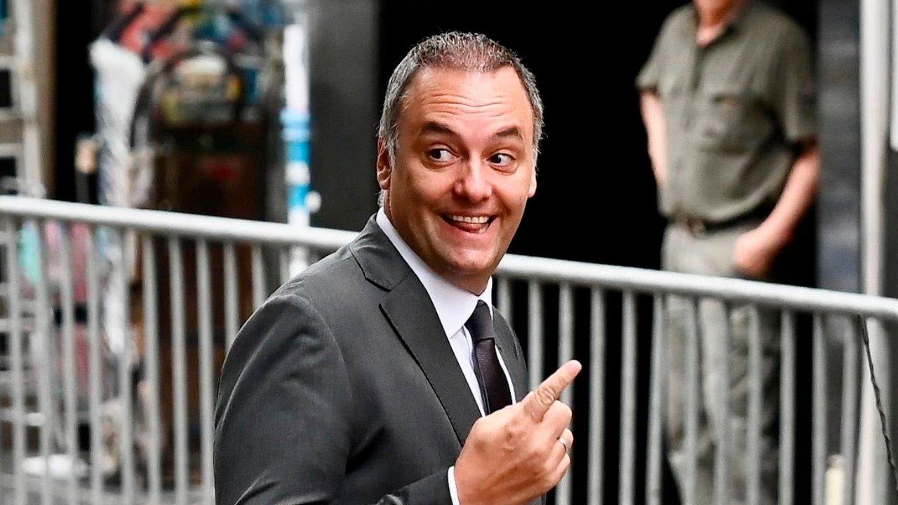 Manuel Adorni desafioacute a Roberto Navarro a pagar un asado tras perder su apuesta por la inflacioacuten