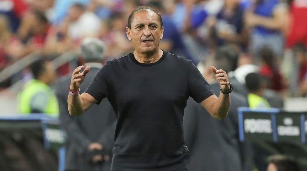 El audaz bombero para un gigante en crisis- Ramoacuten Diacuteaz nuevo DT de Olimpia