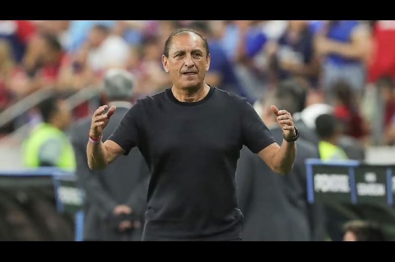 El audaz bombero para un gigante en crisis- Ramoacuten Diacuteaz nuevo DT de Olimpia