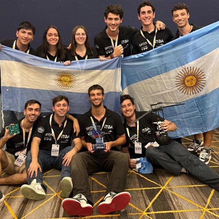 Milei recibe a los joacutevenes argentinos que ganaron el Mundial de Ingenieriacutea Aeroespacial de la NASA