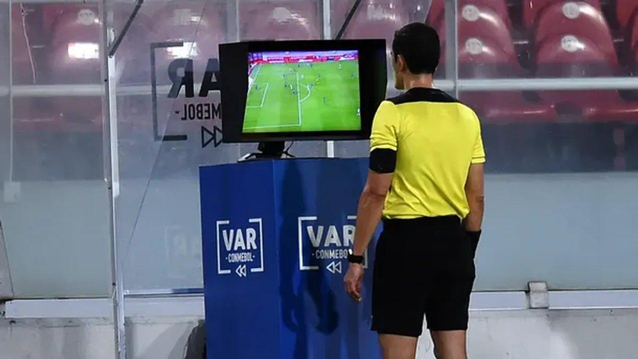 La draacutestica decisioacuten de la Conmebol para terminar con las protestas de los jugadores al VAR