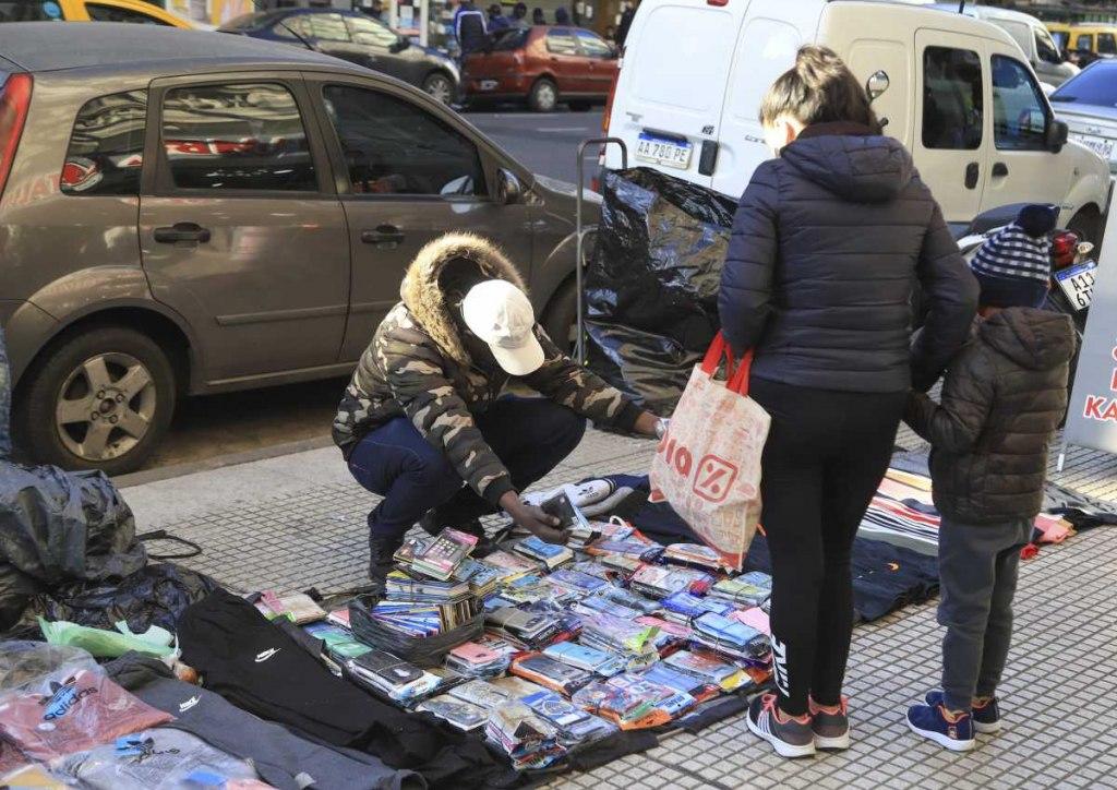 Venta ambulante en CABA- se desplomoacute en un antildeo pero hay alerta por un fuerte repunte y la pirateriacutea