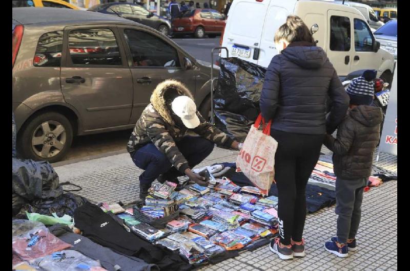 Venta ambulante en CABA- se desplomoacute en un antildeo pero hay alerta por un fuerte repunte y la pirateriacutea