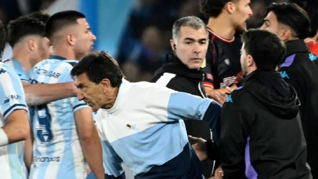 La sentida autocriacutetica de Gustavo Costas tras su expulsioacuten- ldquoTengo que dar el ejemplordquo
