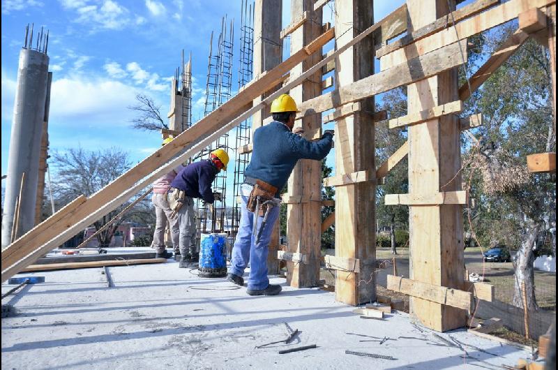 El Gobierno homologoacute incremento salarial de la UOCRA  