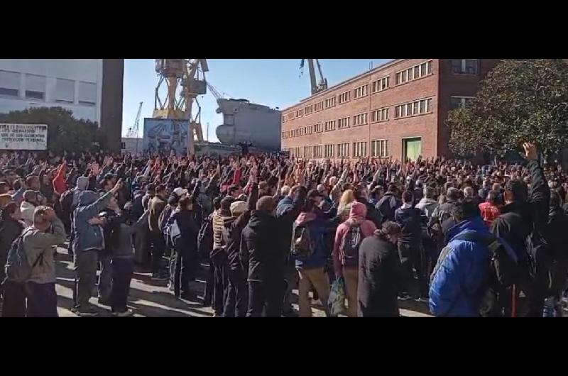 Trabajadores del Astillero Riacuteo Santiago cortaraacuten este jueves la Autopista Buenos Aires-La Plata 