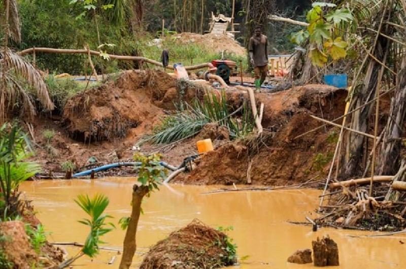El derrumbe de un pozo minero en Ghana deja 4 muertos y 20 personas atrapadas 