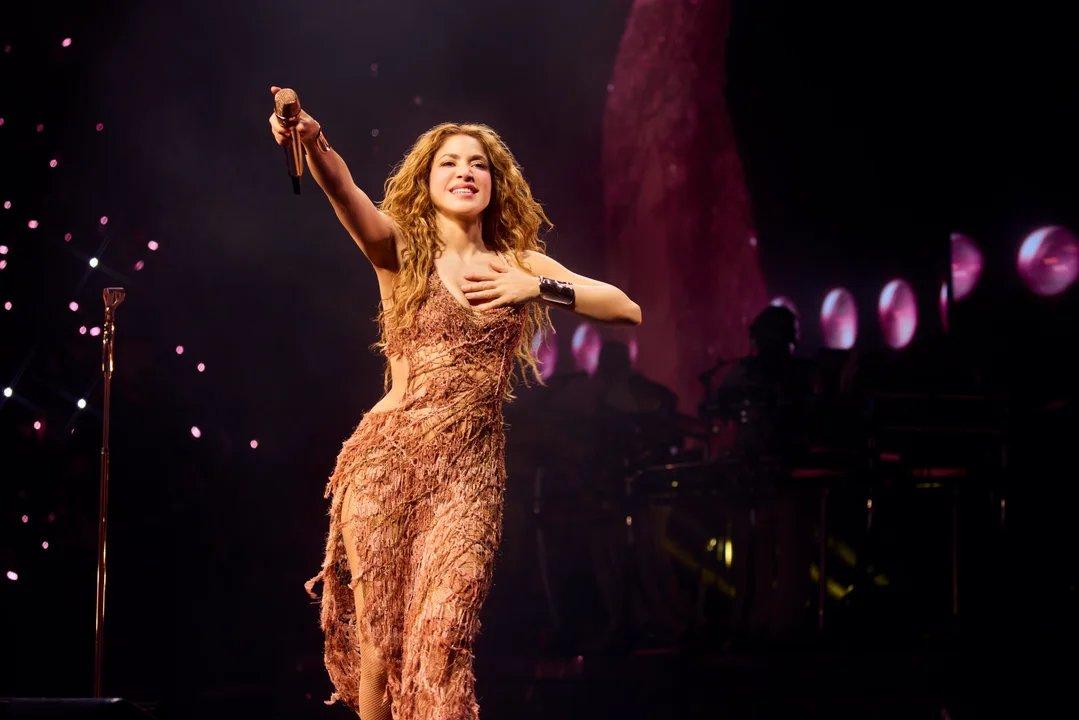 La estatua de Shakira maacutes alta que el Miguel Aacutengel de David tiene acceso para todo puacuteblico
