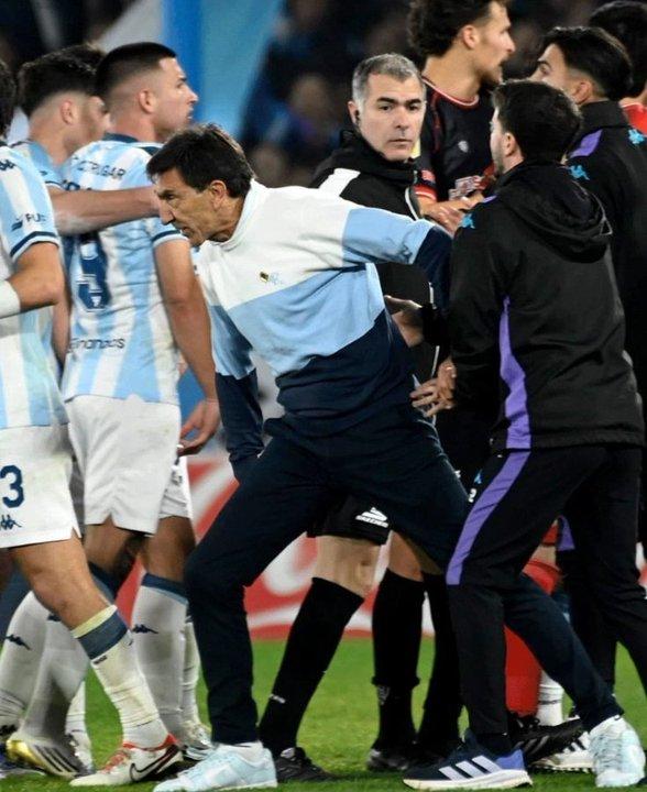 La insoacutelita sancioacuten de AFA para Costas tras el escaacutendalo en el cruce entre Racing y Barracas Central
