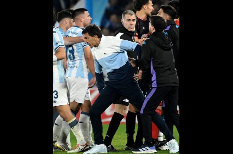 La insoacutelita sancioacuten de AFA para Costas tras el escaacutendalo en el cruce entre Racing y Barracas Central
