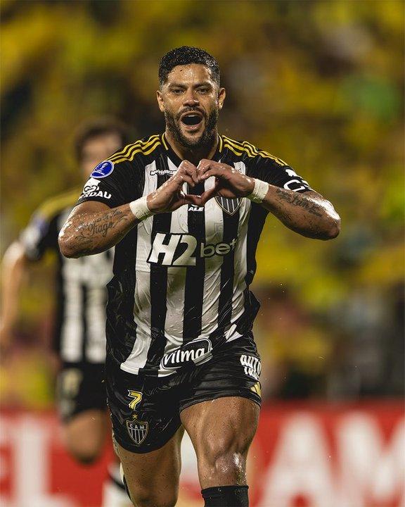 Con diez Mineiro vencioacute a Bucaramanga y quedoacute al borde del pase a octavos de la Copa Sudamericana