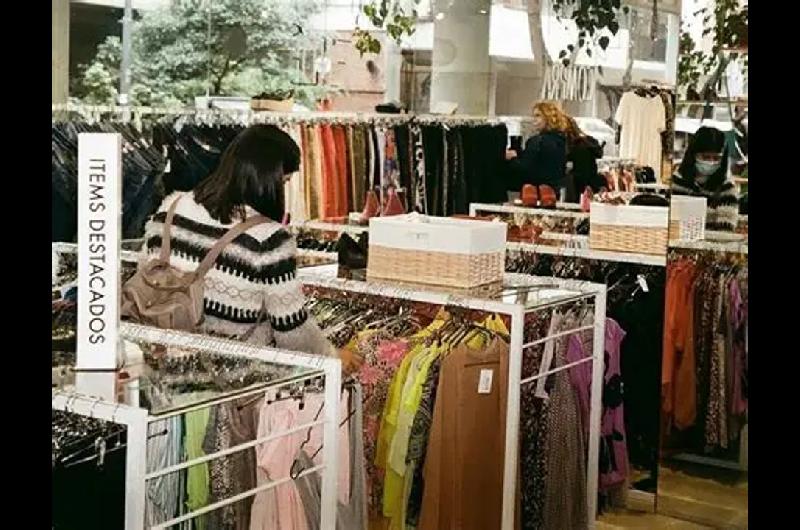 La ingeniosa pyme argentina que le compite a Shein con ropa de marca y a precios de feria