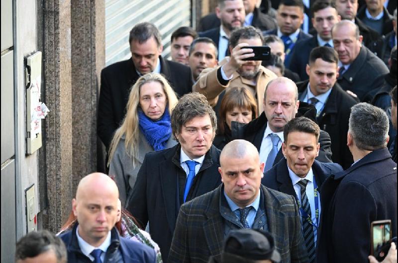 Entre aplausos y reclamos Javier Milei participoacute del acto por los 31 antildeos del ataque a la AMIA