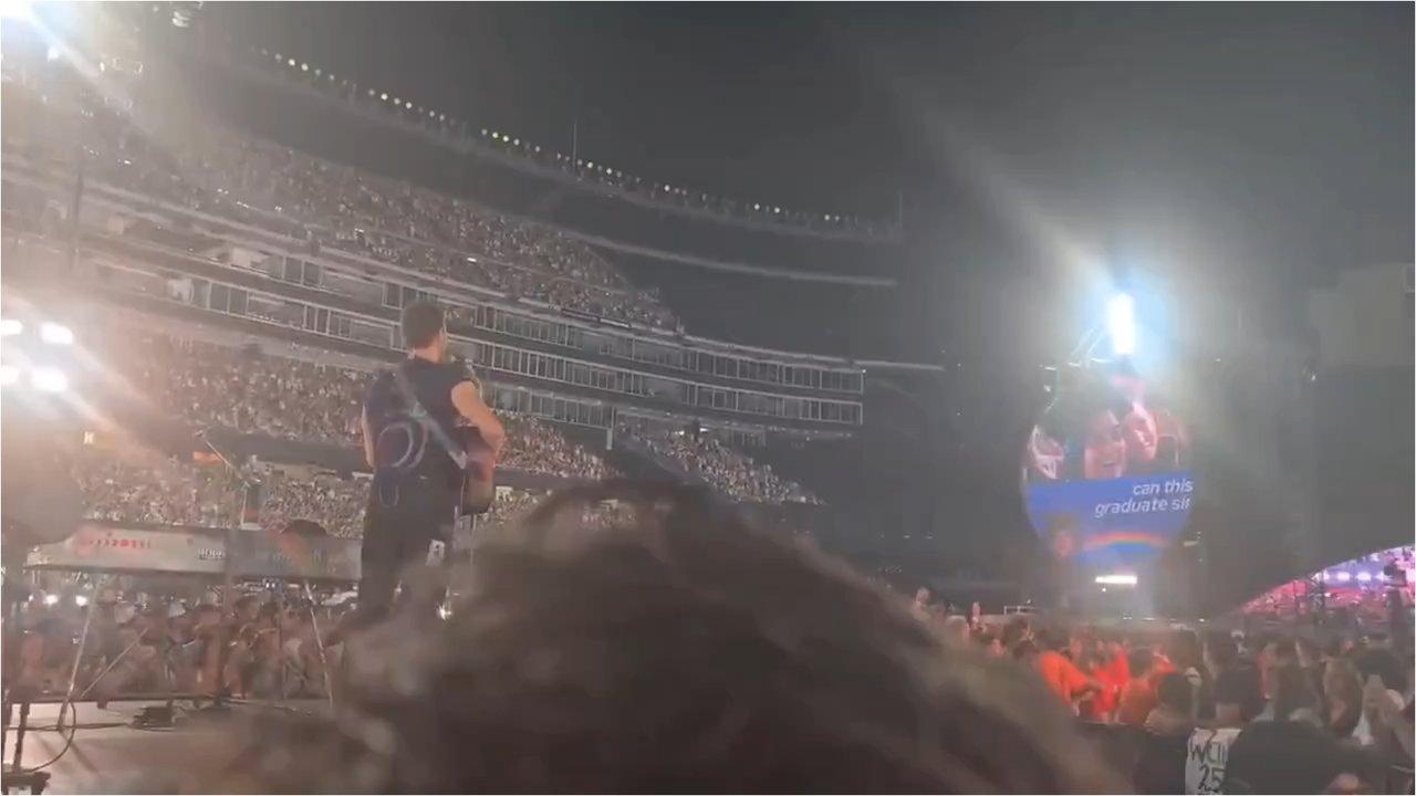 La iroacutenica advertencia de Chris Martin a sus fans tras el escaacutendalo del CEO infiel en la Kiss Cam
