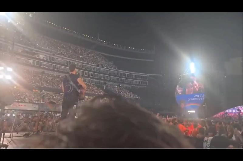 La iroacutenica advertencia de Chris Martin a sus fans tras el escaacutendalo del CEO infiel en la Kiss Cam