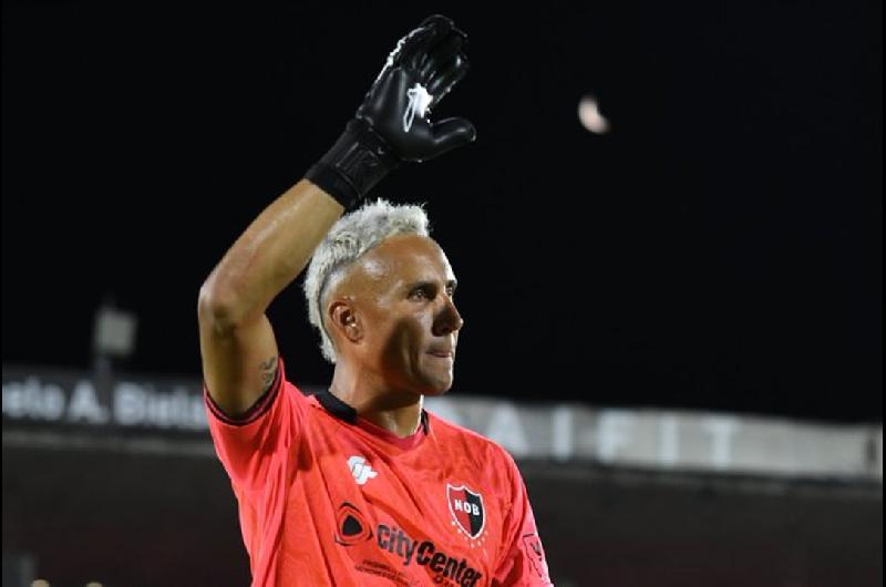El impactante escaacutendalo de Keylor Navas en Newells- se declaroacute en rebeldiacutea y se niega a jugar