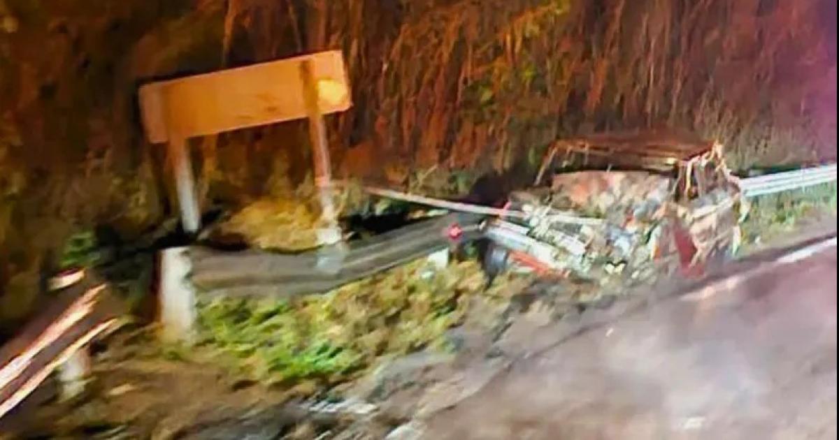 San Pedro- los embiste un camioacuten se les incendia el auto y logran salvarse 